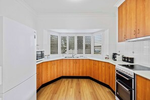 Fridge, microwave, oven, stovetop - The Cottage - Cozy 3-Bed Beerwah (Beerwah)