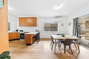 Dining - The Cottage - Cozy 3-Bed Beerwah (Beerwah)