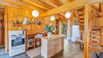 Een koelkast, een kookplaat, een koffiezetapparaat/waterkoker