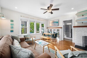 TV - East Village Coastal Retreat (Long Beach)