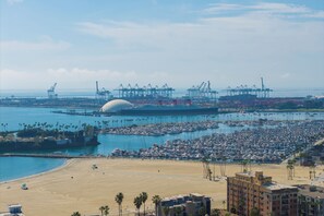 Beach nearby - East Village Coastal Retreat (Long Beach)