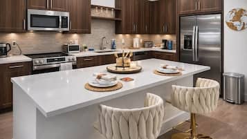 Réfrigérateur, micro-ondes, four, plaque de cuisson