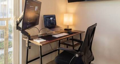 Gorgeous Luxury Lake View Suite | Gym & Pool