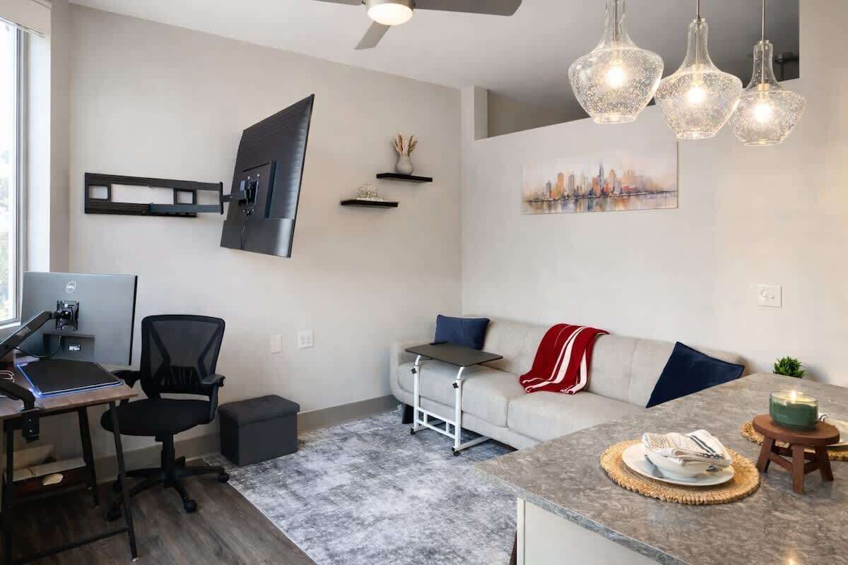 Gorgeous Lake View Suite | Gym, Pool & Workspace - Irving