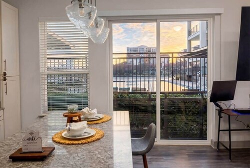 Gorgeous Luxury Lake View Suite | Gym & Pool