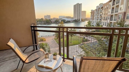 Stunning Lake Views | DART Train | Gym & Pool