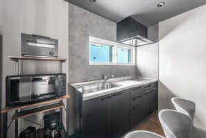 Apartamento | Cocina privada | Frigorífico, microondas, placa de cocina y utensilios de cocina