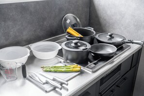 Apartment | Private kitchen | Fridge, microwave, stovetop, cookware/dishes/utensils - PRUNOIA (Furano)