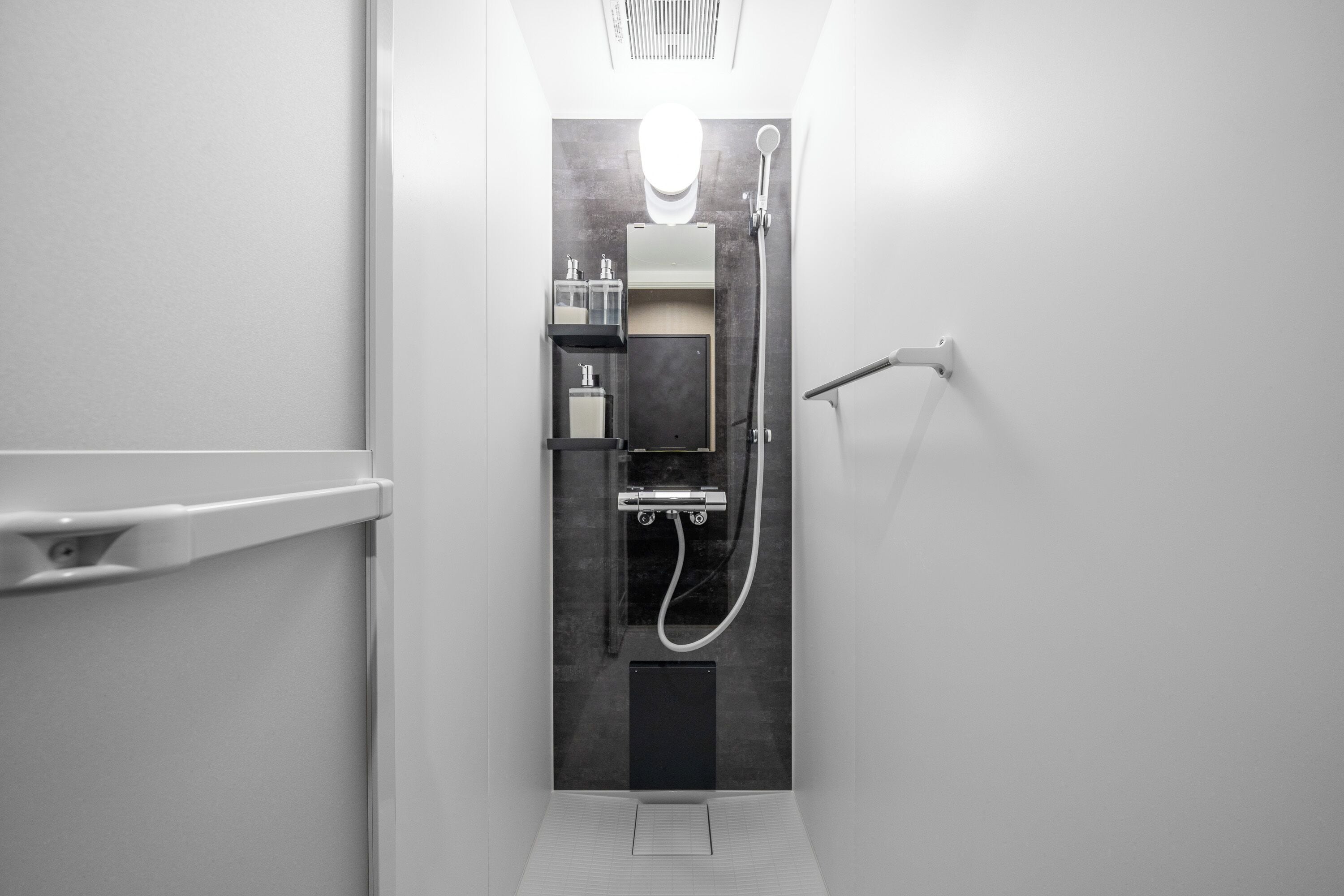 Apartment | Badezimmer | Duschwanne, kostenlose Toilettenartikel, Haartrockner, Hausschuhe