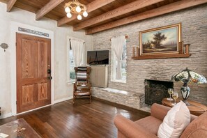 TV, fireplace - Amoroso Cottage | 3/2.5, Full Kitchen, Fire-pit & Grill (Fredericksburg)