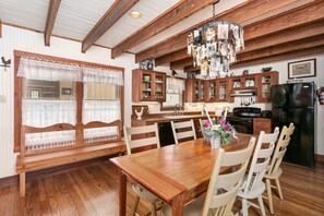 Dining - Amoroso Cottage | 3/2.5, Full Kitchen, Fire-pit & Grill (Fredericksburg)