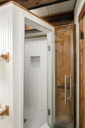 Shower, hair dryer, towels - Amoroso Cottage | 3/2.5, Full Kitchen, Fire-pit & Grill (Fredericksburg)