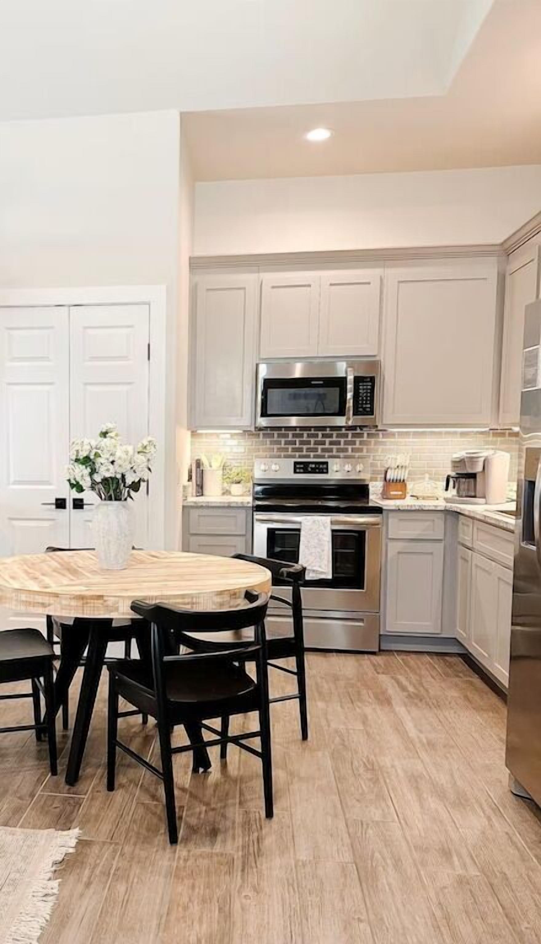 Fridge, microwave, dishwasher, coffee/tea maker