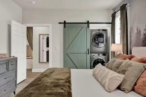 Ashwood Place | Sleeps 4, Pet Friendly w/ Fee, Hot Tub