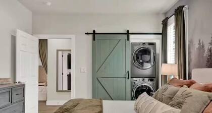 Ashwood Place | Sleeps 4, Pet Friendly w/ Fee, Hot Tub