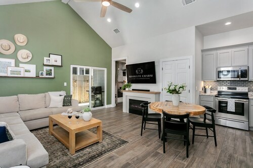 Ashwood Place | Sleeps 4, Pet Friendly w/ Fee, Hot Tub