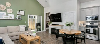 Ashwood Place | Sleeps 4, Pet Friendly w/ Fee, Hot Tub