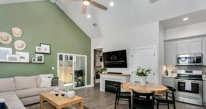 Ashwood Place | Sleeps 4, Pet Friendly w/ Fee, Hot Tub