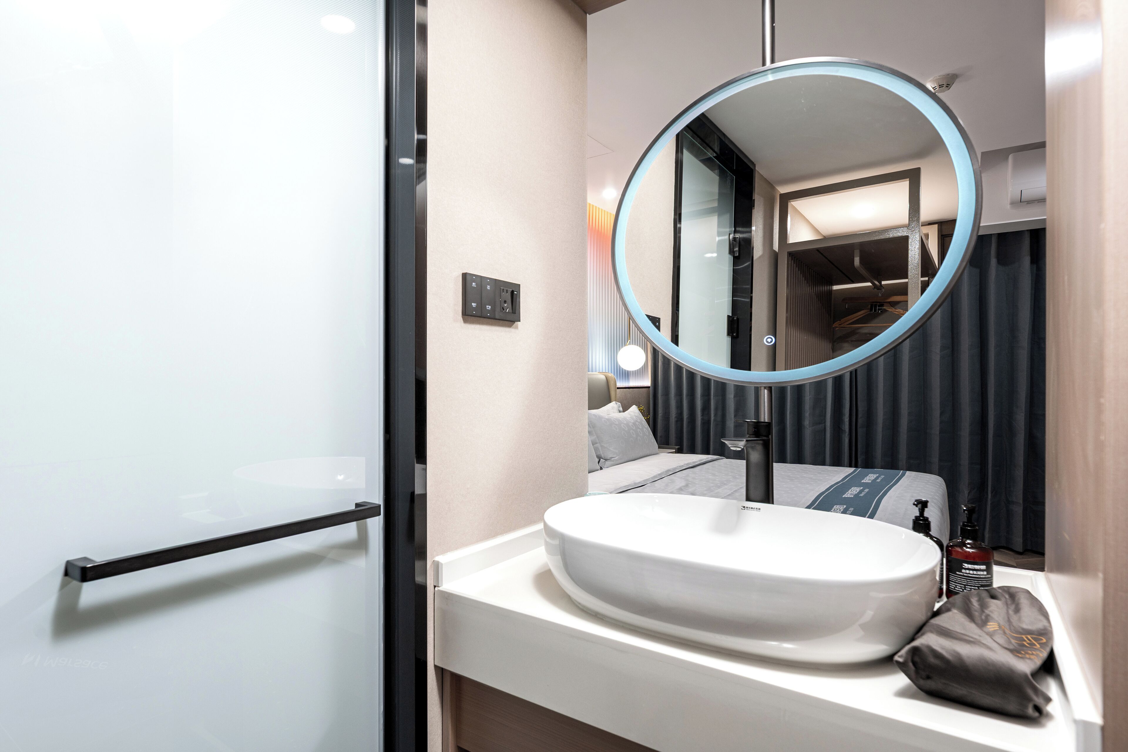 Quarto casal design | Banheiro | Chuveiro, secador de cabelo, toalhas de banho, shampoo