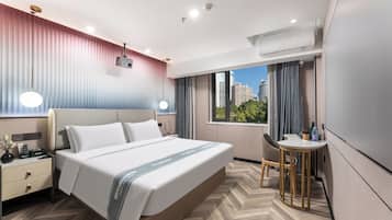 Audio-Visual King Room | Desk, laptop workspace, free WiFi, wheelchair access