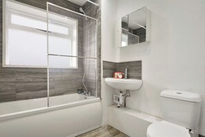 Hair dryer, towels - Comfortable Four-Bedroom Stay with Balcony (London)