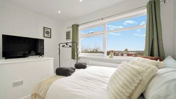 4 bedrooms, iron/ironing board, WiFi, bed sheets