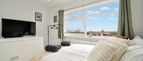 4 bedrooms, iron/ironing board, WiFi, bed sheets