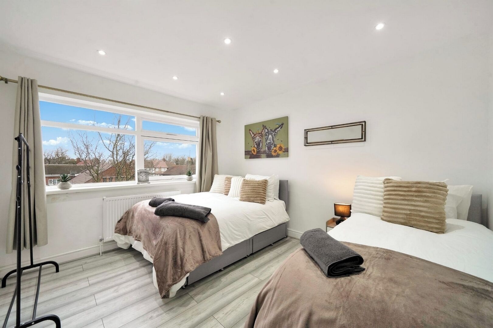 4 bedrooms, iron/ironing board, WiFi, bed sheets