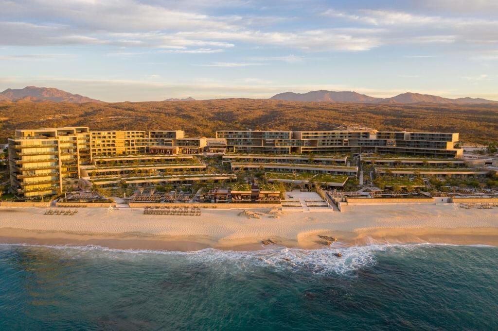 Sur la plage, cabana (gratuite), parasol, serviettes de plage