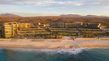 Sur la plage, cabana (gratuite), parasol, serviettes de plage
