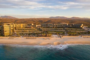 On the beach, free beach cabanas, beach umbrellas, beach towels - The Club at Solaz (San José del Cabo)
