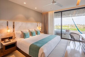 Pengeskab på værelset, mørklægningsgardiner, strygejern/strygebræt