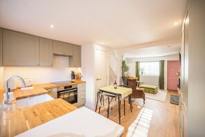 Kühlschrank, Mikrowelle, Ofen, Geschirrspüler