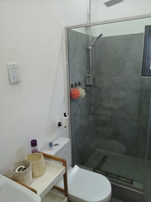 Shower, soap, toilet paper - Spacious 2 Bedroom Apartment in Accra Dansoman (Accra)
