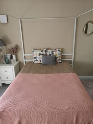 Iron/ironing board, Internet, bed sheets - Spacious 2 Bedroom Apartment in Accra Dansoman (Accra)
