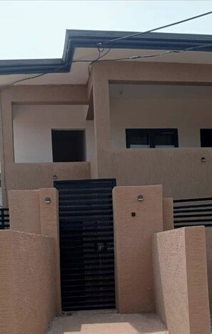 Exterior - Spacious 2 Bedroom Apartment in Accra Dansoman (Accra)