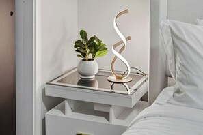 3 habitaciones, escritorio y tabla de planchar con plancha 