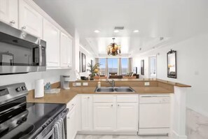 Fridge, microwave, oven, stovetop - Lake & Disney view 16th floor-Best location (Orlando)