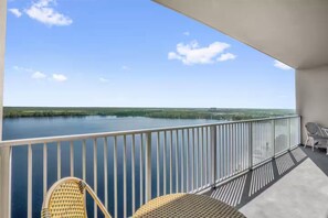 Property grounds - Lake & Disney view 16th floor-Best location (Orlando)