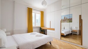 Ein modernes Schlafzimmer mit Bett, Schreibtisch und Stuhl.