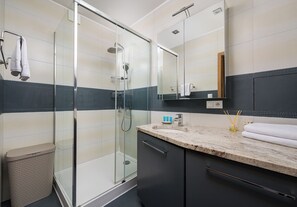 Douche, sèche-cheveux, serviettes fournies
