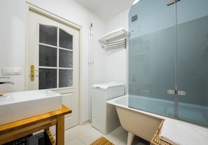 Shower, hair dryer, towels - Czerniakowska Quantic Apartment (Warszawa)