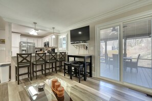 Jääkaappi, mikroaaltouuni, uuni, liesi