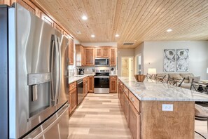 Fridge, microwave, oven, stovetop - Lakeview Villa #3 near Lake Chatuge. (Hayesville)