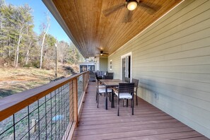 Outdoor dining - Lakeview Villa #3 near Lake Chatuge. (Hayesville)