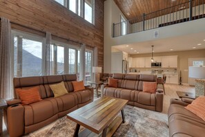 TV, fireplace - Mossy Oaks Heights - Outdoor Kitchen (Hiawassee)