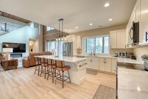 Fridge, microwave, oven, stovetop - Mossy Oaks Heights - Outdoor Kitchen (Hiawassee)