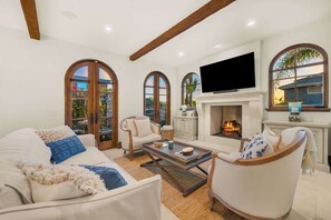 TV, fireplace, offices - The Stratford - Del Mar Luxury Living (Del Mar)