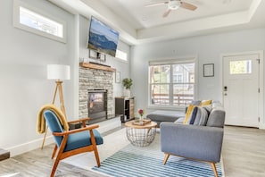 Smart TV, fireplace, ping pong, books - Blue Mountain Cottage | 3BR, 2BA mountain-view retreat with fireplace. (Fairview)