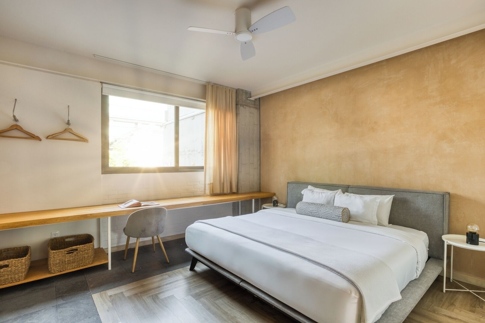 4 عدّة غرف نوم ومكواة/لوح كي ووا ي فاي وملاءات أسرّة